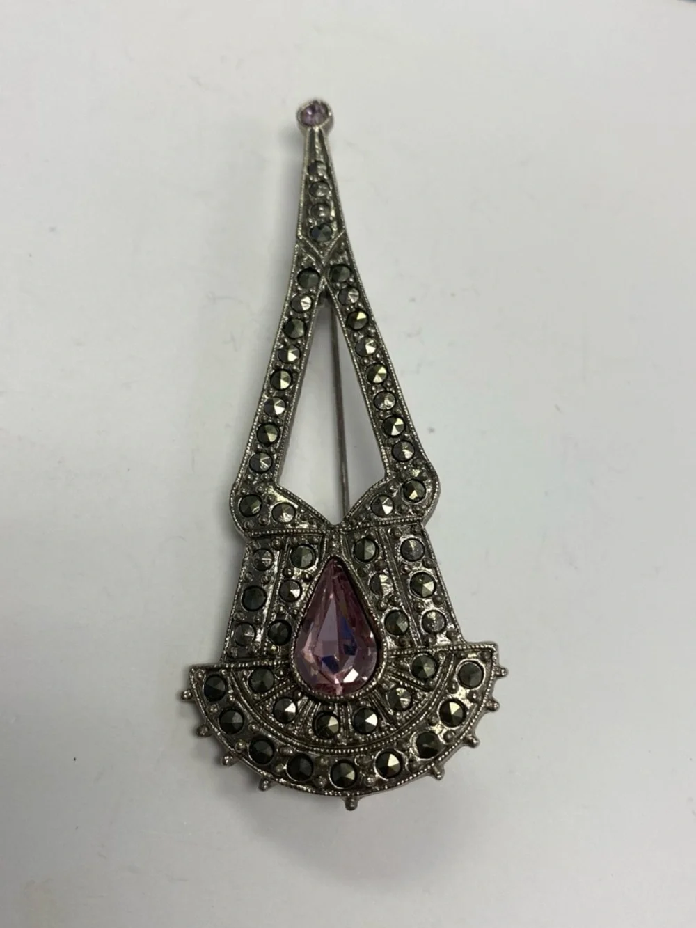 Vintage-Inspired Silver Tone Brooch with Pink Teardrop Crystal